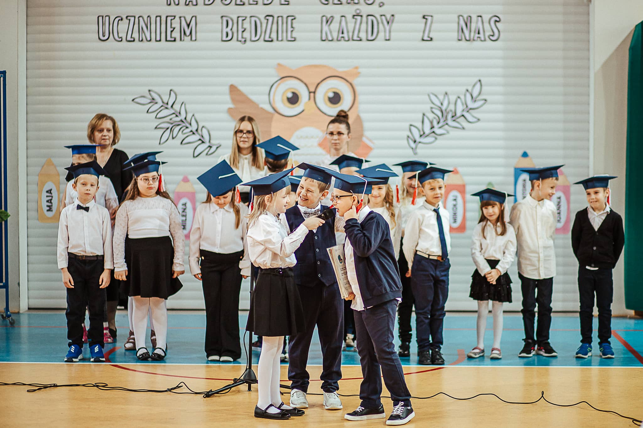 Uczniowie prezentują występ artystyczny podczas uroczystości ślubowania pierwszoklasistów