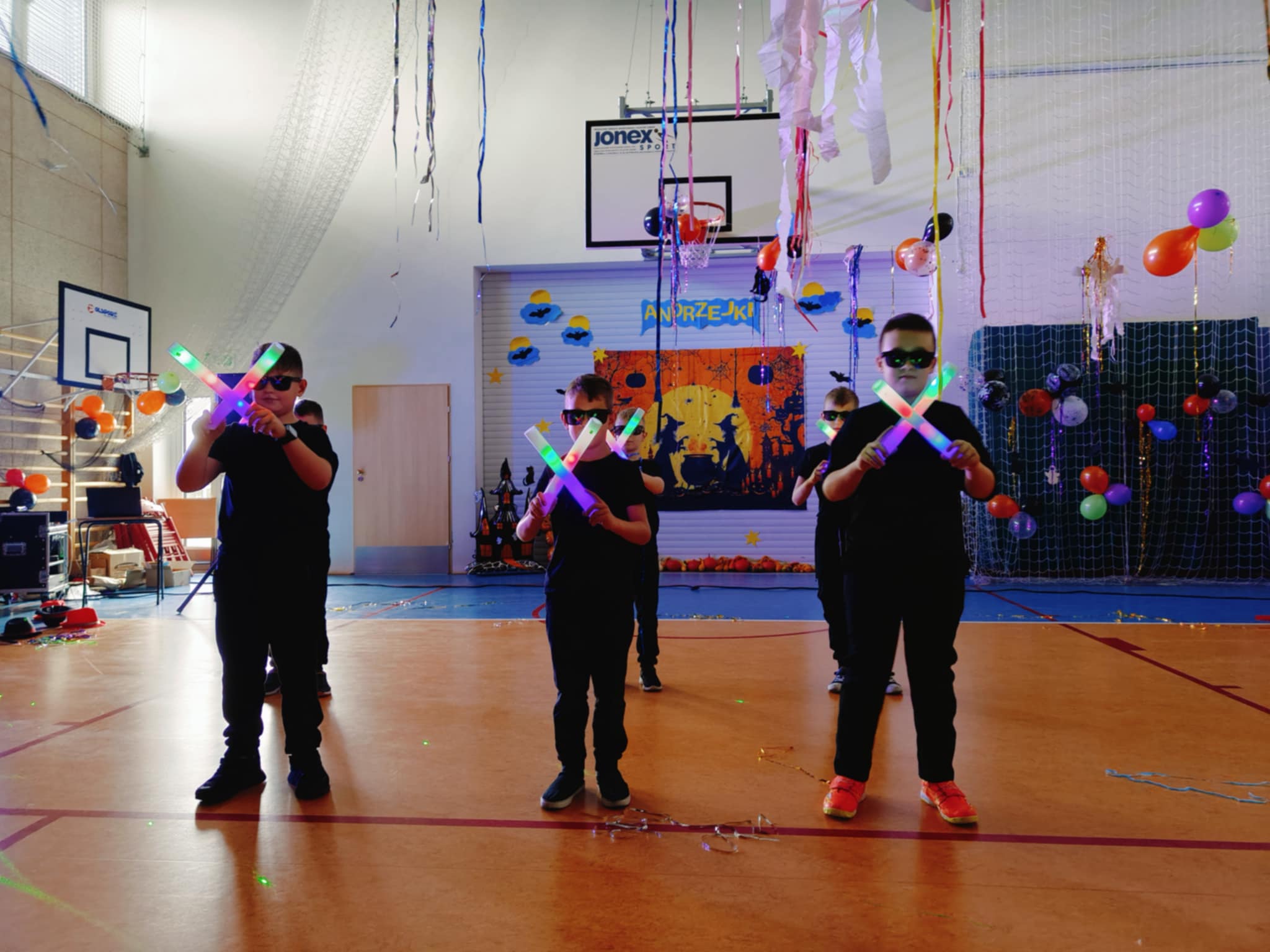 Grupa uczniów prezentująca występ podczas zabawy andrzejkowej