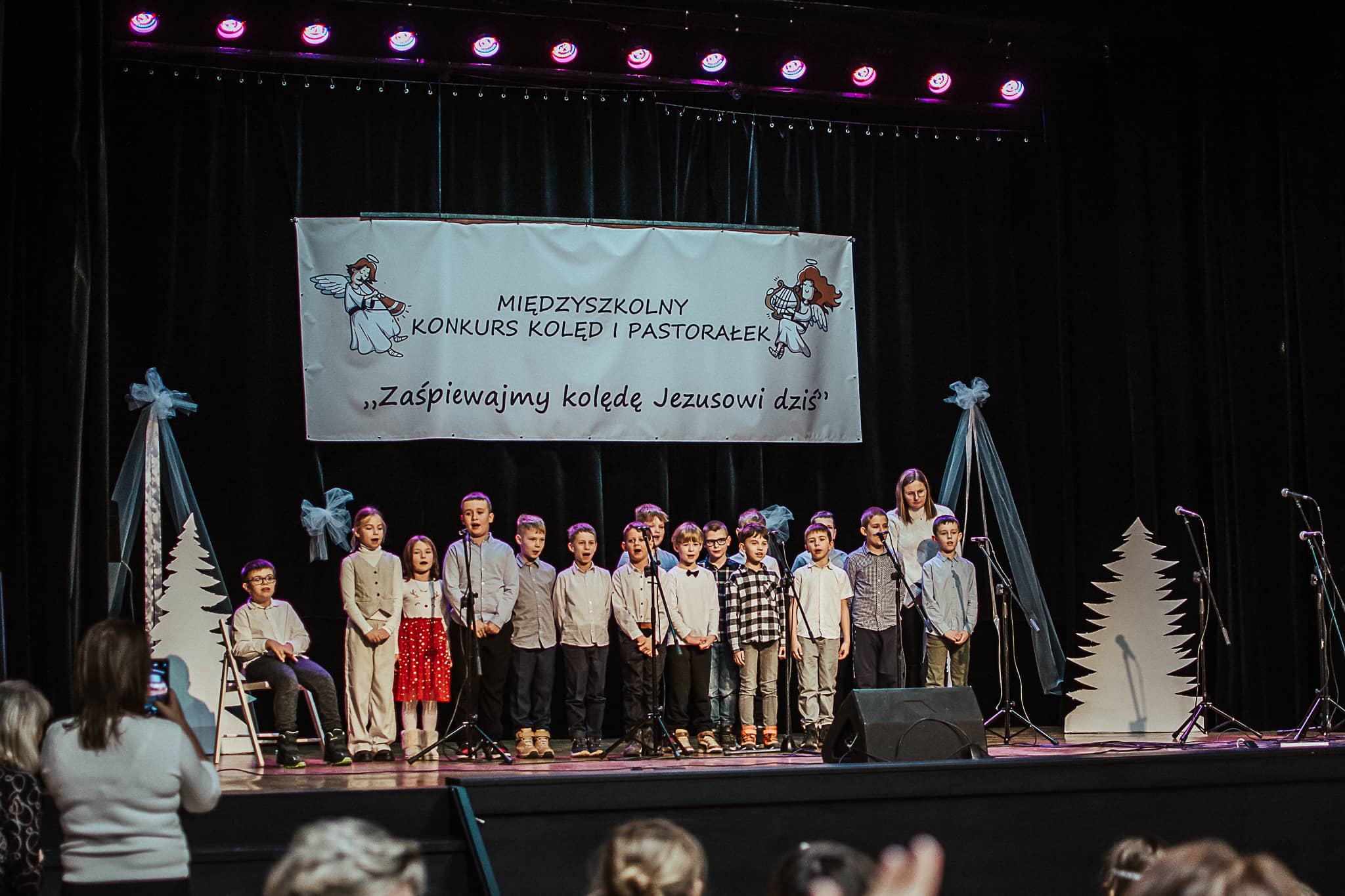 Dzieci występują na scenie podczas Międzyszkolnego Konkursu Kolęd i Pastorałek
