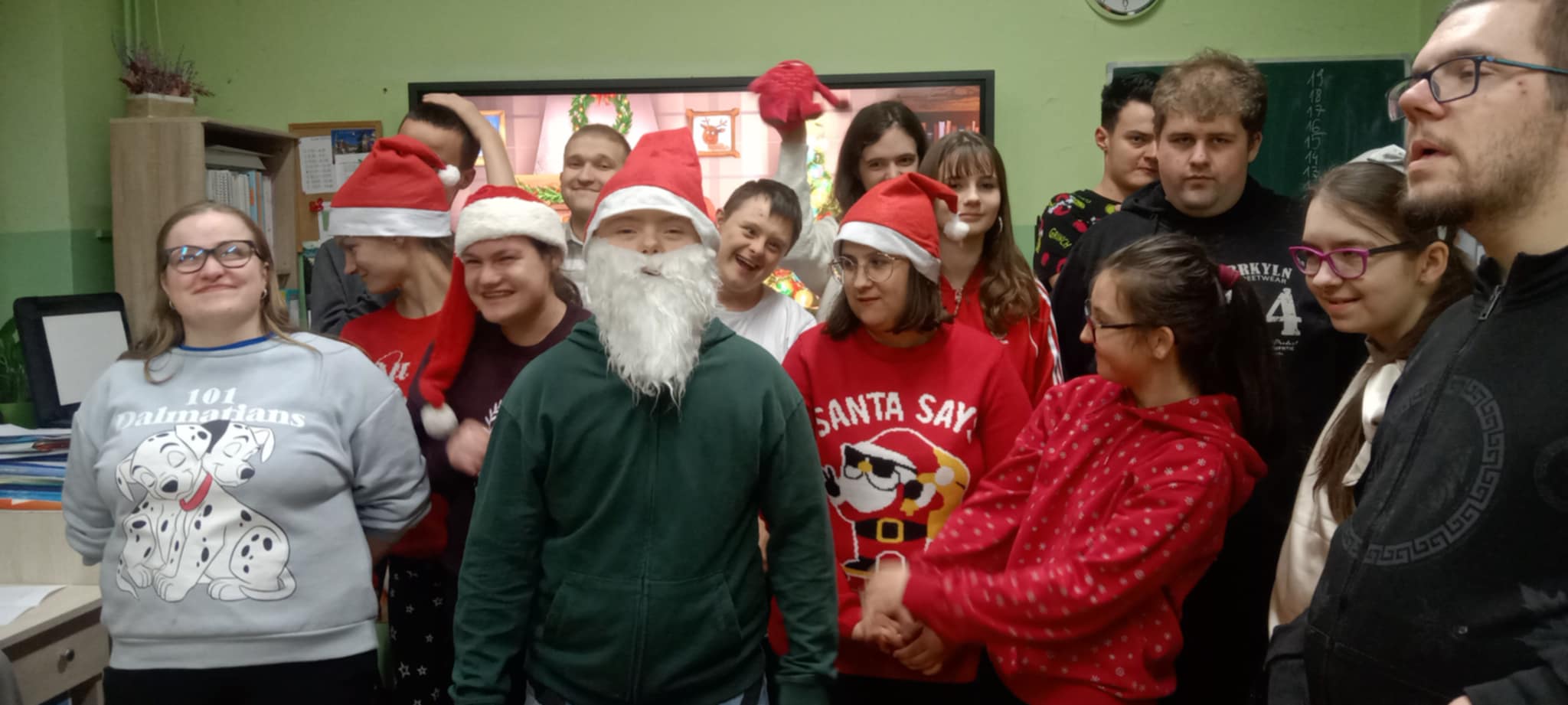 Uczniowie biorą udział w spotkaniu mikołajkowym w szkole