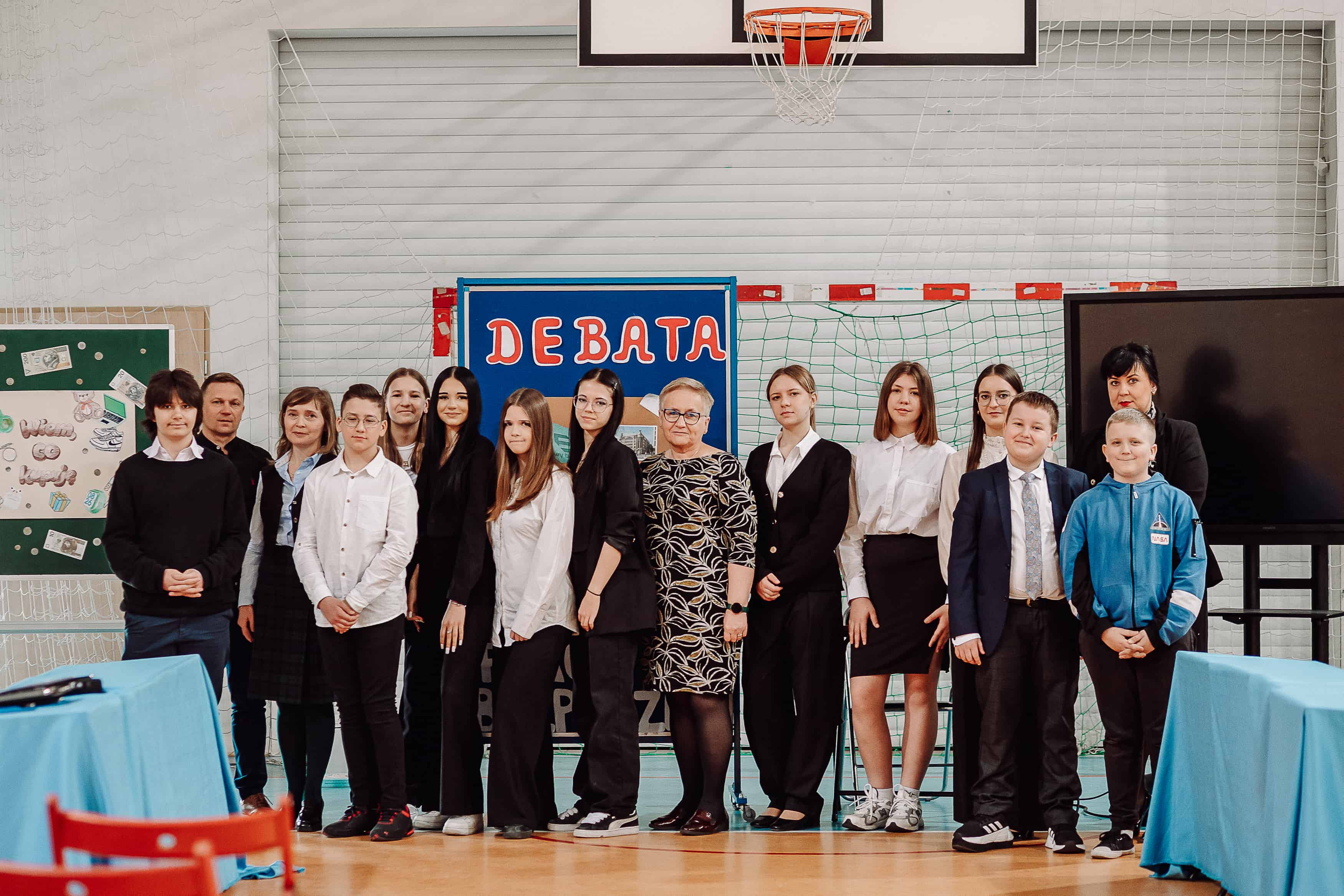 Uczestnicy debaty szkolnej pt. 'Zadbaj o swoje finanse z wiedzą o banku centralnym'