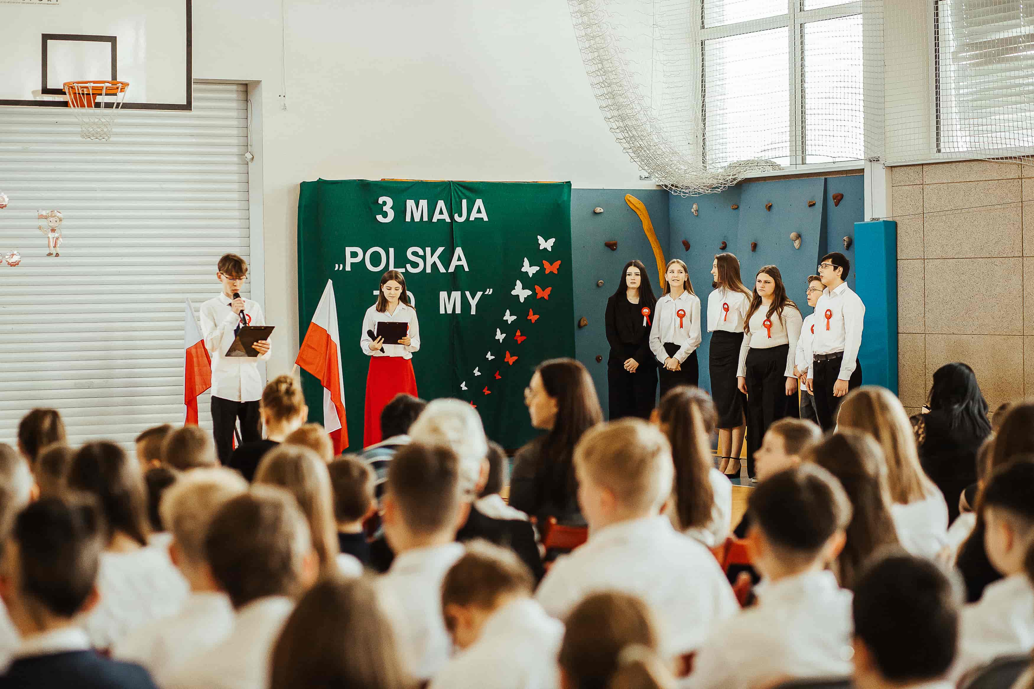 Uczniowie w czasie akademii z okazji Święta 3 Maja