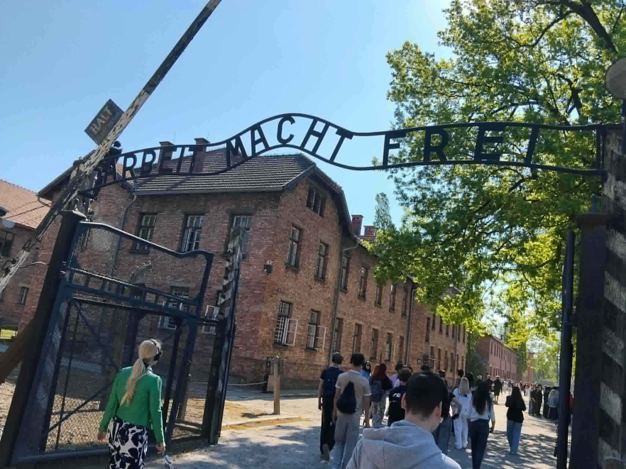 Uczniowie wchodzą na teren byłego obozu Auschwitz-Birkenau podczas wycieczki edukacyjnej