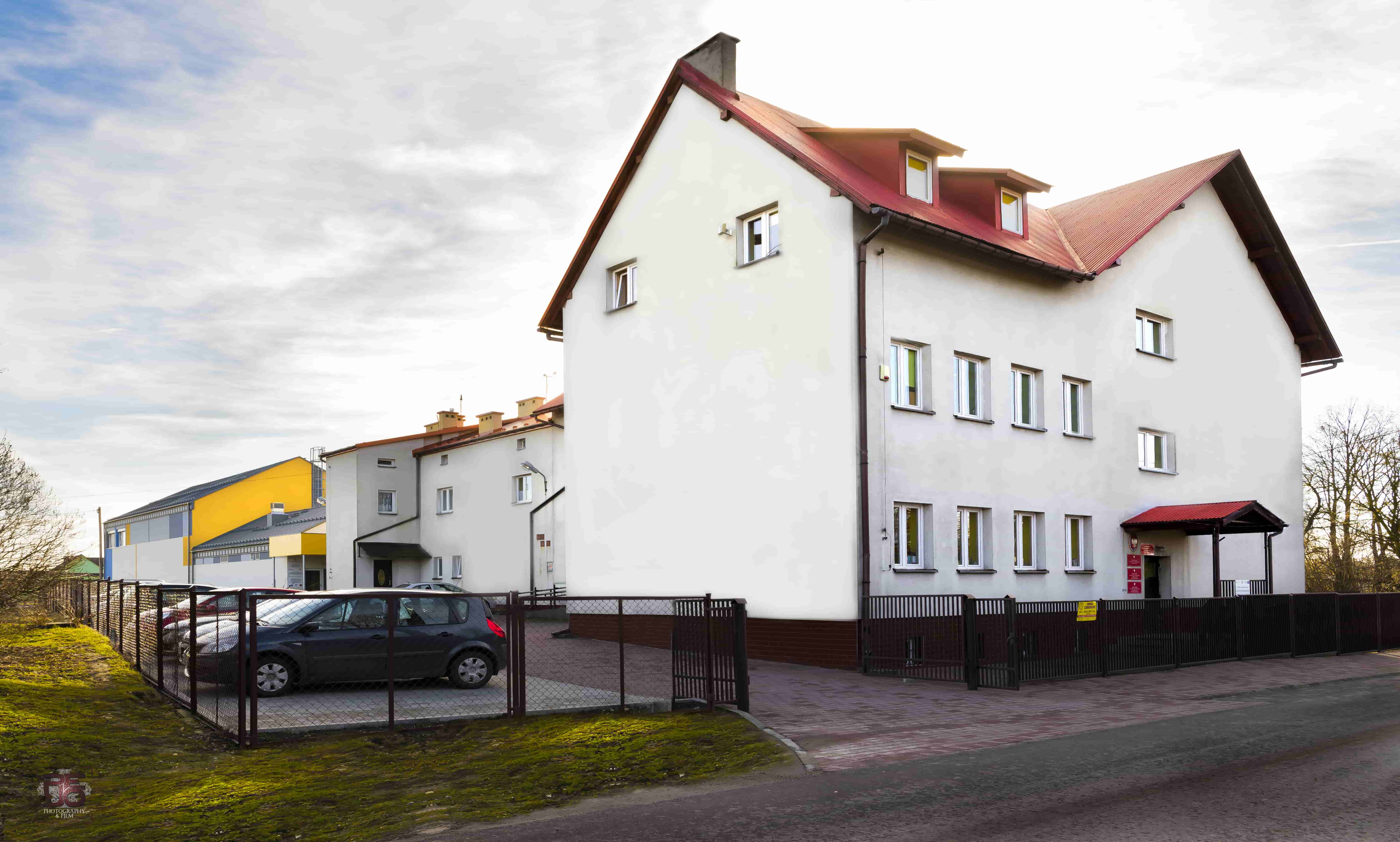 Zdjęcie przedstawia widok szkoły