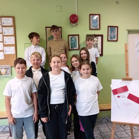 Uczniowie zgromadzeni przed rozpoczęciem Ogólnopolskiego Dyktanda Niepodległościowego, zdjęcie 2 z 3