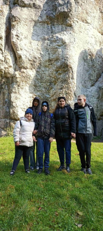 Uczniowie wraz z opiekunami przed skałkami w Dolinie Będkowskiej, zdjęcie 2 z 5