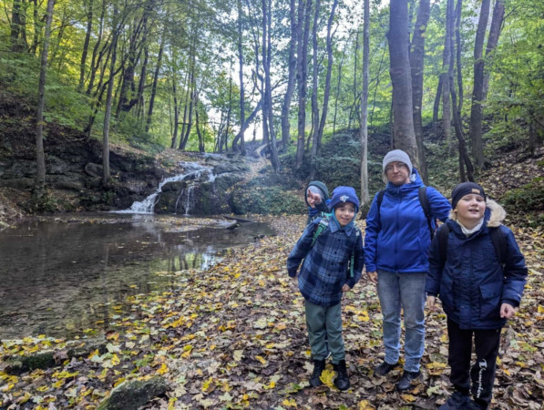 Uczniowie wraz z opiekunem przed wodospadem Szum na potoku Będkówka, zdjęcie 4 z 5