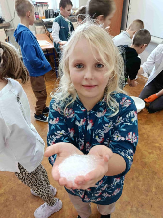 Uczennica pokazuje efekt doświadczenia chemicznego, zdjęcie 5 z 5