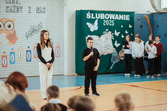 Uczniowie Zespołu Szkół w Waganowicach występują podczas Dnia Edukacji Narodowej, zdjęcie 1 z 5