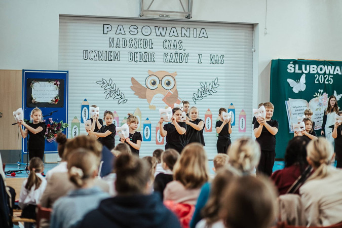 Grupa uczniów wykonuje układ taneczny podczas szkolnych obchodów Dnia Nauczyciela, zdjęcie 3 z 5