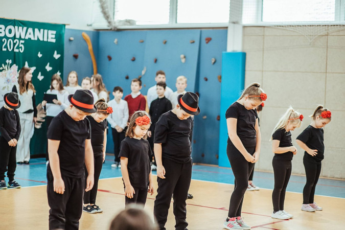 Występ uczniów z klas 0–5 z okazji Dnia Edukacji Narodowej, zdjęcie 5 z 5