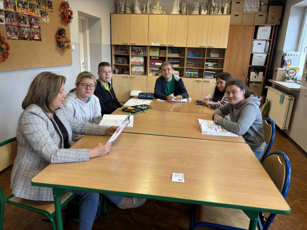 Nauczyciel w klasie głośno czyta uczniom, świętując Ogólnopolski Dzień Głośnego Czytania, zdjęcie 2 z 5