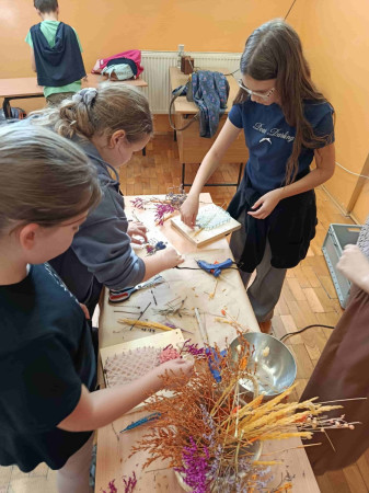 Uczniowie wykonujący prace z gipsu polimerowego i string artu, zdjęcie 2 z 5