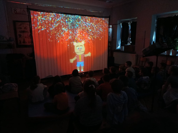 Uczniowie oglądający multimedialny spektakl „Fabryka wierszy Pana Tuwima” w wykonaniu Teatru Magic, zdjęcie 1 z 5