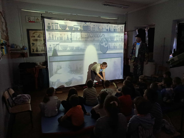 Uczeń tworzy własny teatr cieni podczas warsztatowej części przedstawienia, zdjęcie 2 z 5