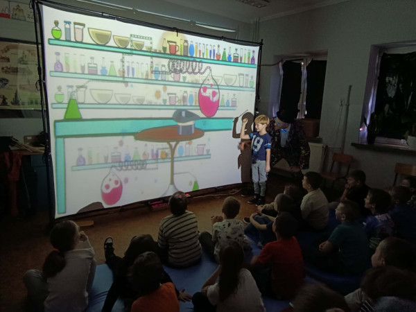 Uczeń biorący udział w interaktywnym pokazie Teatru Magic podczas spektaklu, zdjęcie 3 z 5