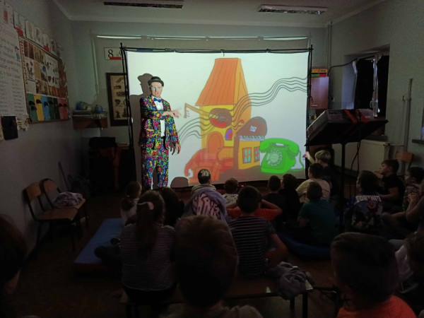 Teatr Magic prezentujący multimedialne interpretacje wierszy Juliana Tuwima w szkolnej sali, zdjęcie 4 z 5