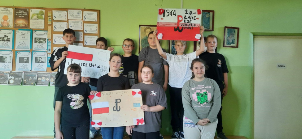 Uczniowie prezentują prace stworzone w ramach projektu BohaterON, zdjęcie 1 z 10