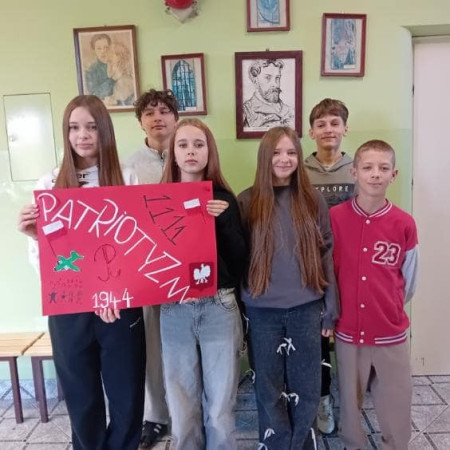 Dzieci przedstawiają prace tematyczne wykonane podczas realizacji projektu BohaterON, zdjęcie 5 z 10