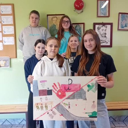 Grupa uczniów trzyma swoje prace plastyczne powstałe podczas zajęć projektu BohaterON, zdjęcie 7 z 10