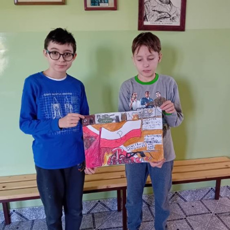 Grupa uczniów prezentuje różnorodne materiały edukacyjne stworzone w ramach projektu BohaterON, zdjęcie 9 z 10