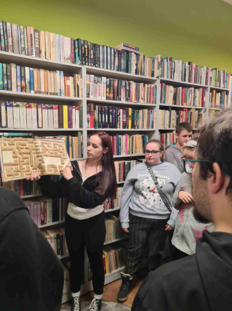 Warsztaty plastyczne dla uczniów prowadzone przez Miejską Bibliotekę Publiczną w Słomnikach, zdjęcie 1 z 5