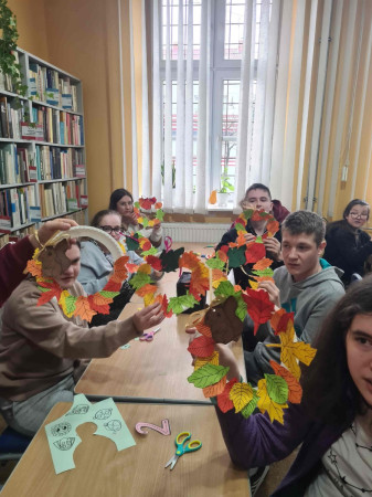 Grupa uczniów prezentująca swoje ręcznie wykonane wianki, zdjęcie 4 z 5