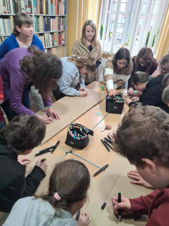 Wspólna praca i kreatywność uczniów podczas zajęć w Miejskiej Bibliotece Publicznej w Słomnikach, zdjęcie 5 z 5