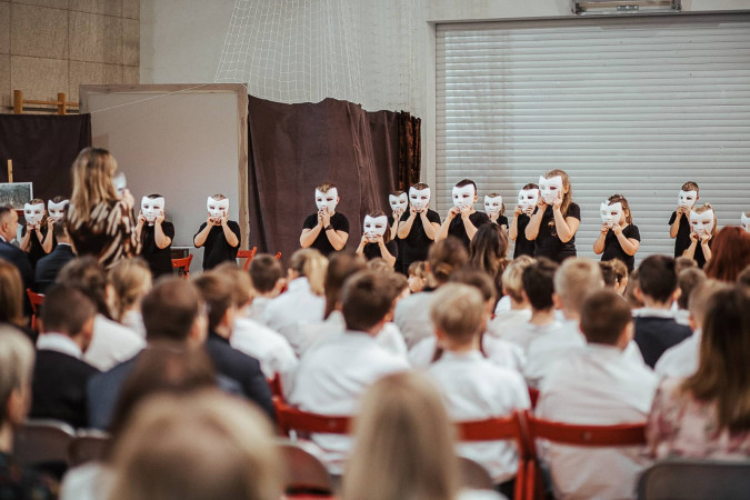 Występ taneczny uczniów w specjalnie przygotowanych maskach, zdjęcie 2 z 10