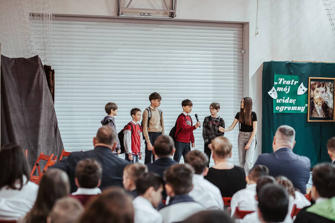 Grupa uczniów prezentuje swój program artystyczny na uroczystości szkolnej, zdjęcie 3 z 10