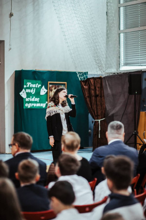 Uczennica śpiewa podczas szkolnej akademii, zdjęcie 7 z 10