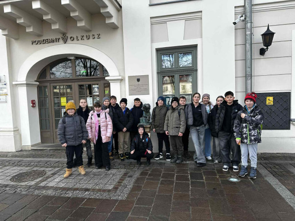 Uczniowie stoją przed wejściem na ekspozycję „Podziemny Olkusz”, zdjęcie 1 z 5