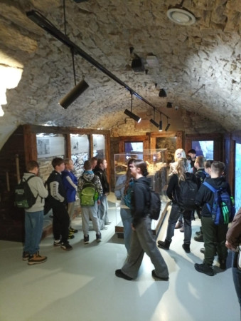 Dzieci oglądają podziemną trasę górniczą Olkusza, poznając tradycje wydobycia srebra i ołowiu, zdjęcie 5 z 5