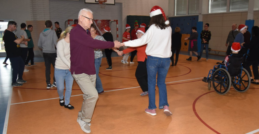 Wspólne tańce uczniów i seniorów na sali gimnastycznej, zdjęcie 3 z 5