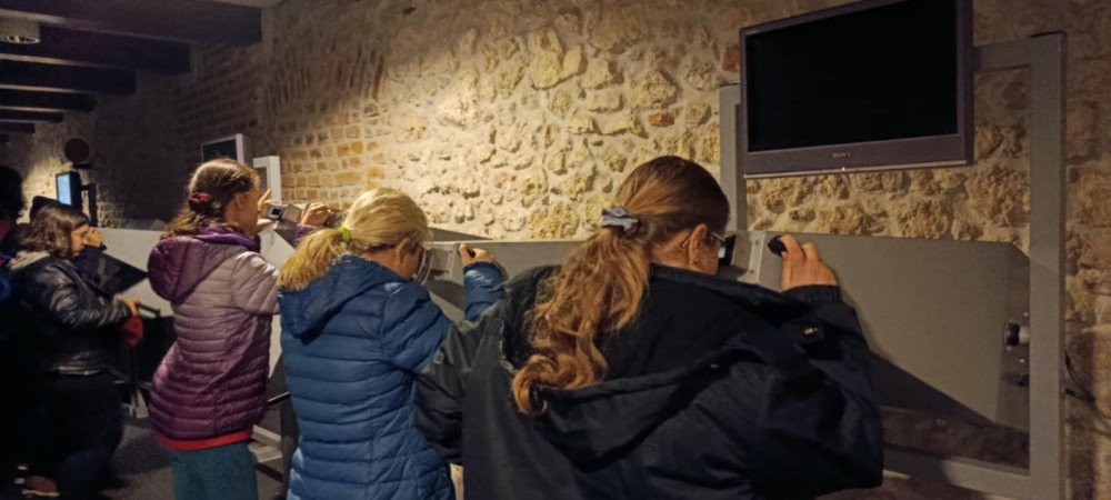 Uczniowie podczas jesiennego rajdu w Ojcowskim Parku Narodowym obserwują ciekawostki edukacyjne, zdjęcie 1 z 3