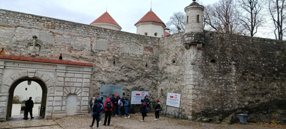 Uczniowie stoją przed murami Zamku w Pieskowej Skale, zdjęcie 3 z 3