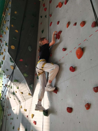 Uczennica w trakcie wchodzenia na ściankę wspinaczkową, zdjęcie 1 z 5