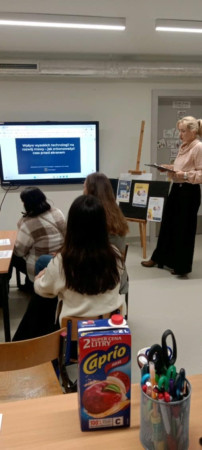 Nauczyciel prowadzi prezentację multimedialną dla rodziców, zdjęcie 3 z 3