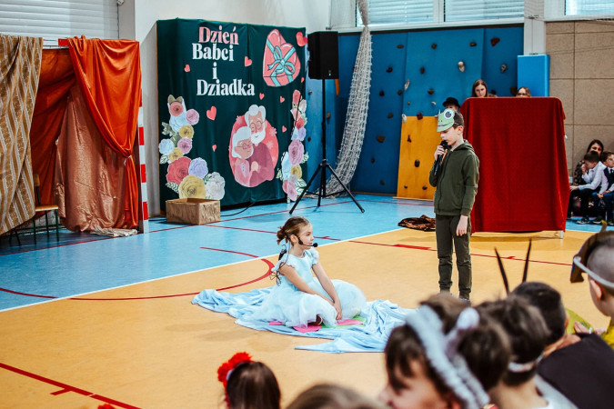 Dzieci przedstawiają akademię z okazji Dnia Babci i Dziadka, zdjęcie 1 z 5