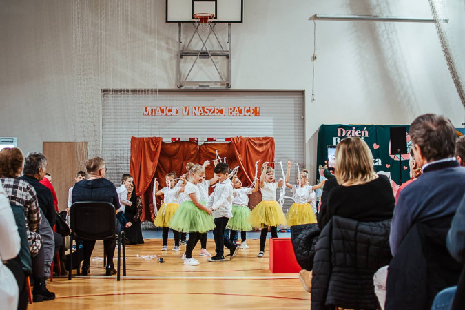Dzieci tańczą podczas akademii z okazji Dnia Babci i Dziadka, zdjęcie 5 z 5