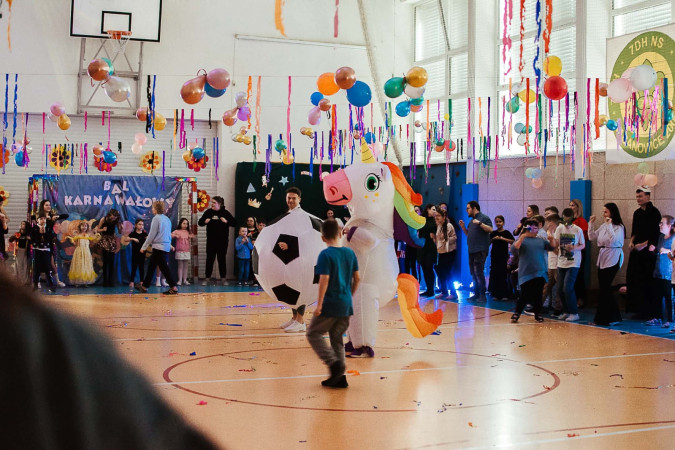 Taniec w kółku na środku sali, kolorowy jednorożec i dmuchana piłka, zdjęcie 3 z 5