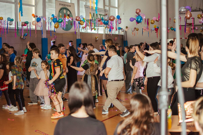 Uczniowie bawią się podczas tańców karnawałowych, zdjęcie 4 z 5