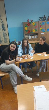 Uczennice podczas rozwiązywania zadań językowych – zdjęcie 1 z 5