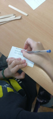 Zbliżenie na kartkę z ćwiczeniem rozwiązywanym przez ucznia – zdjęcie 2 z 5