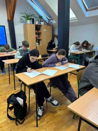 Uczniowie rozwiązują zadania konkursowe – zdjęcie 2 z 3