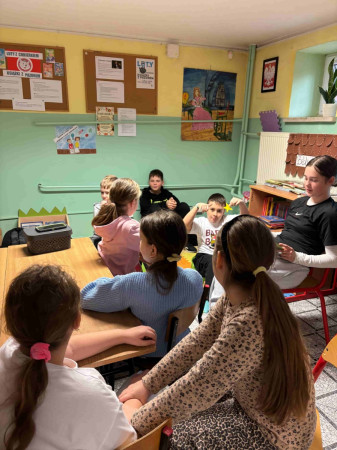 Uczennica czyta dzieciom w bibliotece – zdjęcie 1 z 5