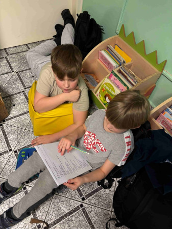 Uczniowie wypełniają quiz – zdjęcie 2 z 5