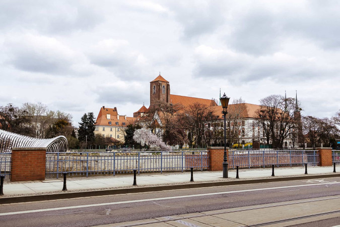 Spokojny widok na Ostrów Tumski nad Odrą, zdjęcie 4 z 10