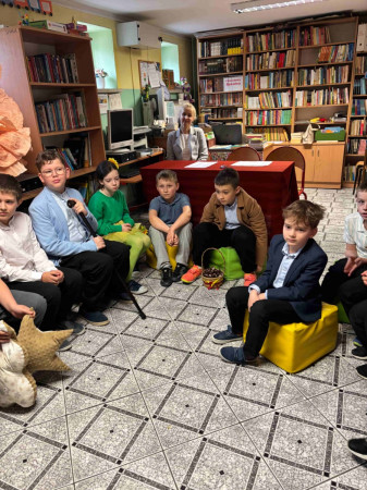 Dzieci w bibliotece – uczestnicy konkursu recytatorskiego – zdjęcie 5 z 5