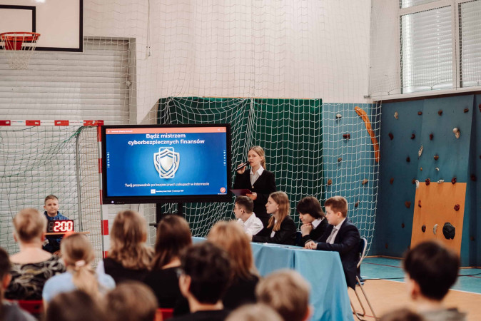 Uczniowie prowadzą spotkanie w ramach projektu, omawiając zagadnienia finansowe — zdjęcie 2 z 5